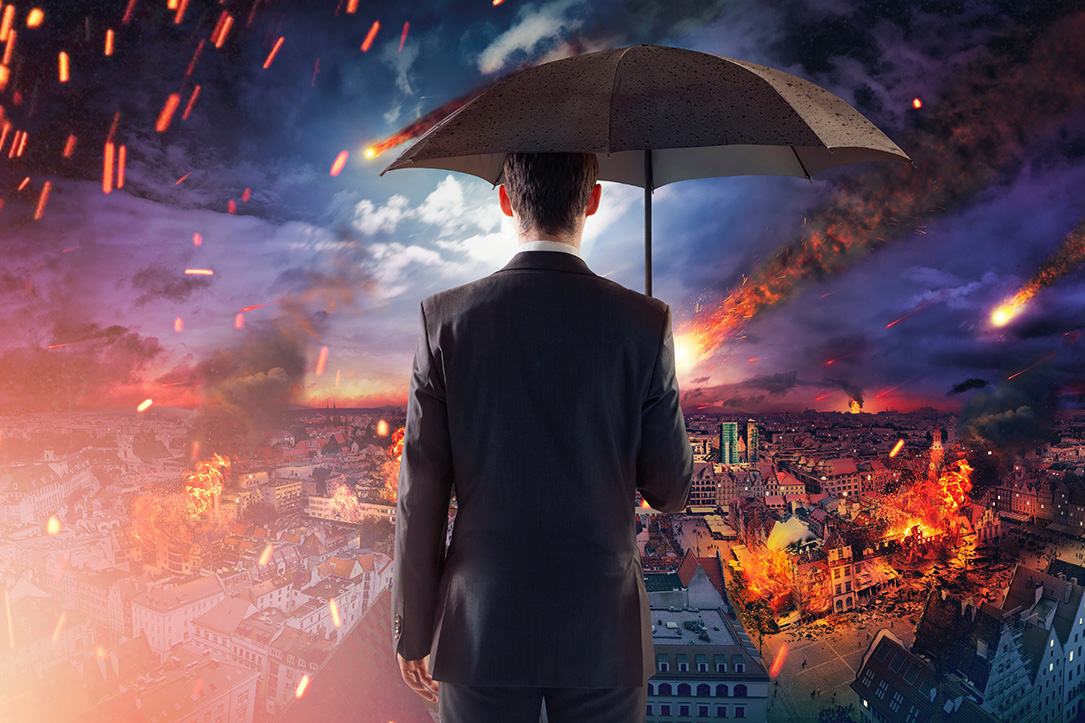 Homme avec un parapluie regardant une destruction