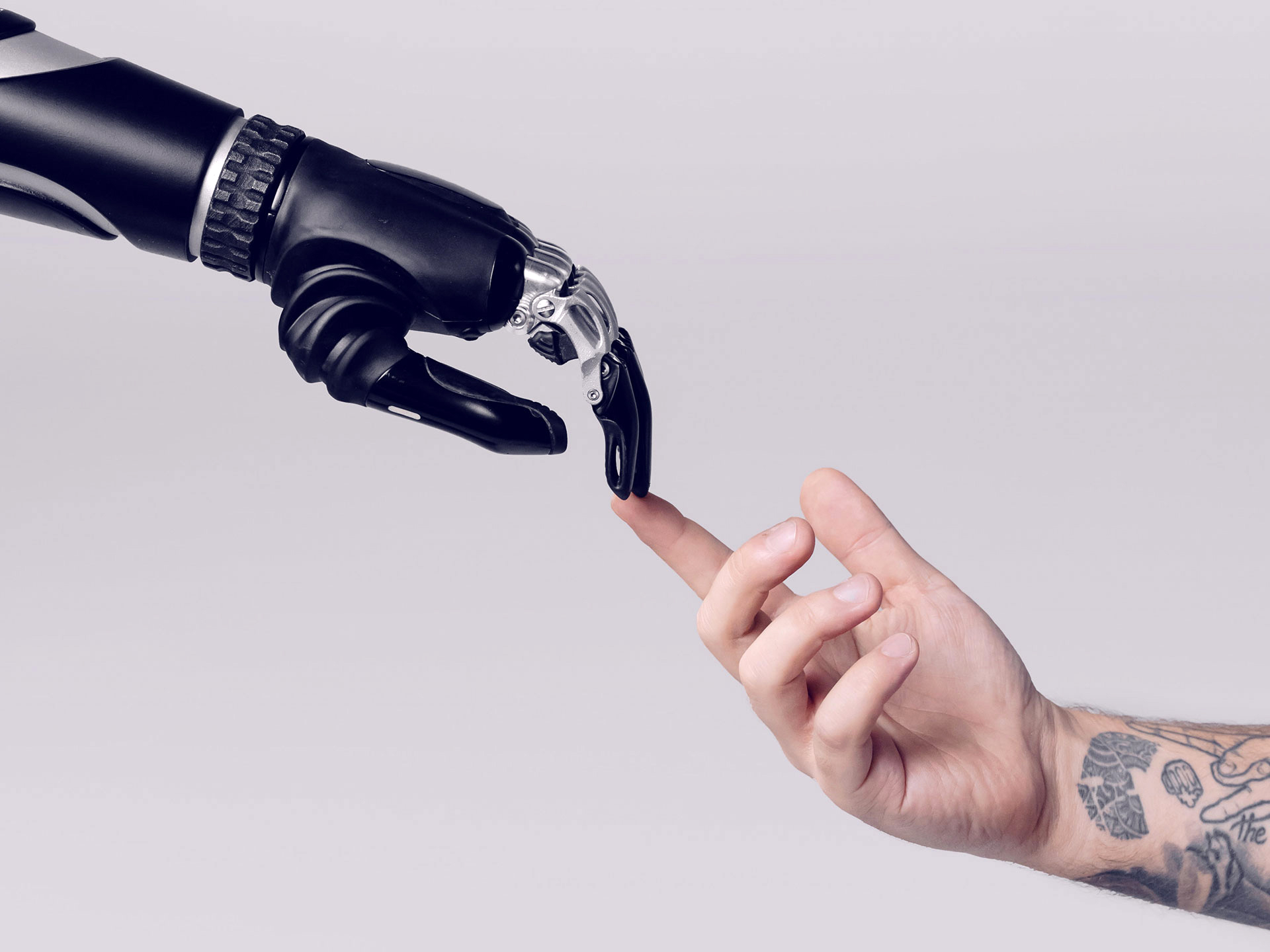 mains d'humain et de robot connectée